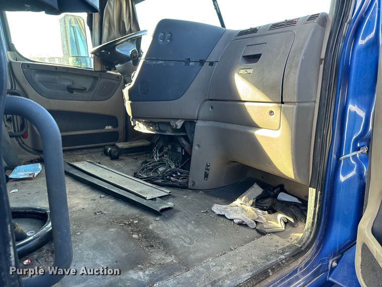 image for item FB0542 2016 Freightliner Cascadia semi truck