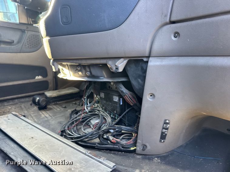 image for item FB0542 2016 Freightliner Cascadia semi truck