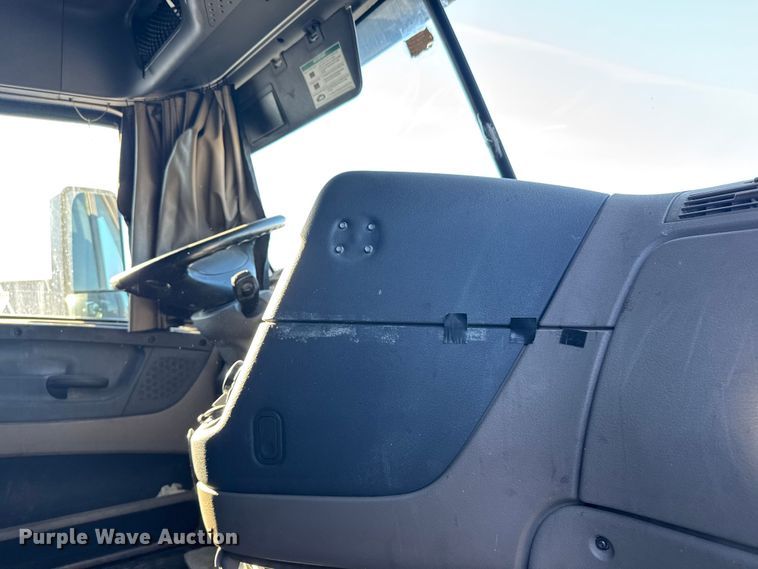 image for item FB0542 2016 Freightliner Cascadia semi truck