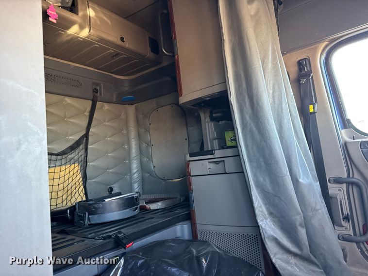 image for item FB0542 2016 Freightliner Cascadia semi truck