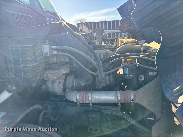 image for item FB0542 2016 Freightliner Cascadia semi truck