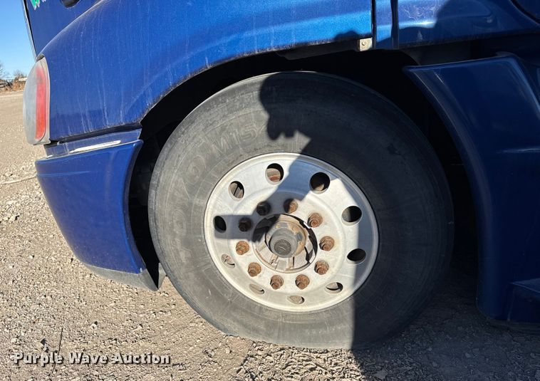 image for item FB0542 2016 Freightliner Cascadia semi truck