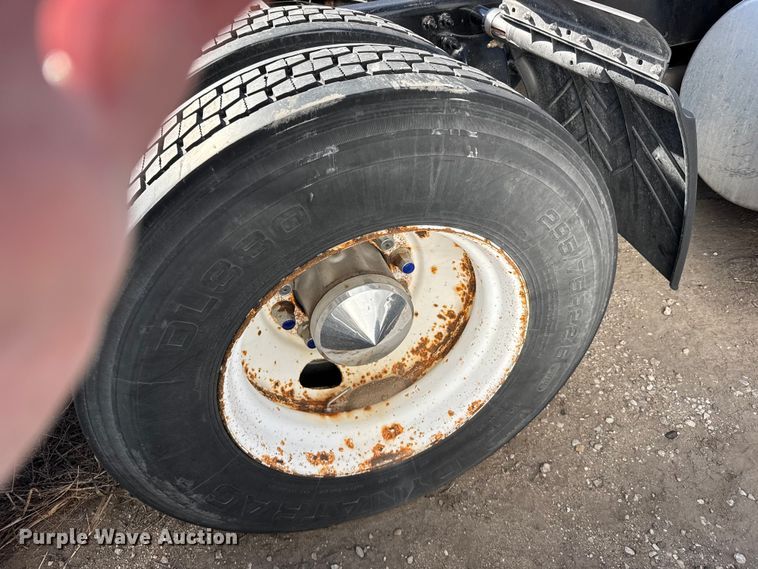 image for item FB0542 2016 Freightliner Cascadia semi truck