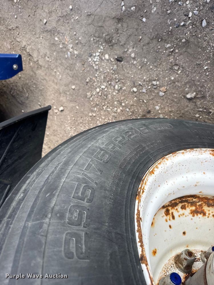 image for item FB0542 2016 Freightliner Cascadia semi truck