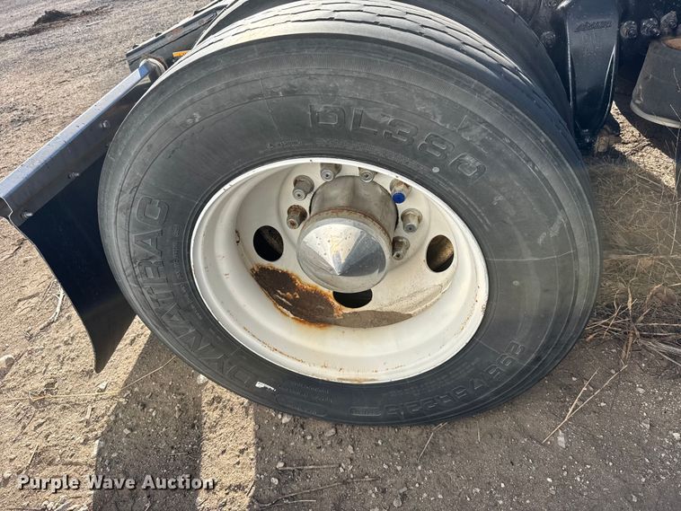 image for item FB0542 2016 Freightliner Cascadia semi truck