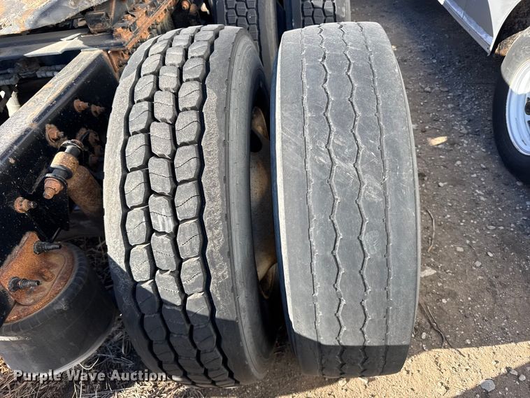 image for item FB0542 2016 Freightliner Cascadia semi truck