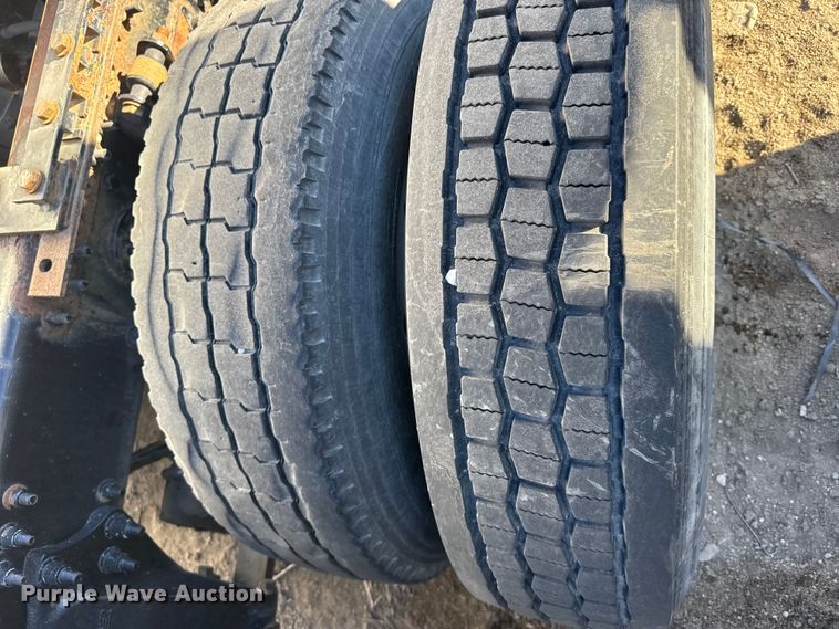 image for item FB0542 2016 Freightliner Cascadia semi truck