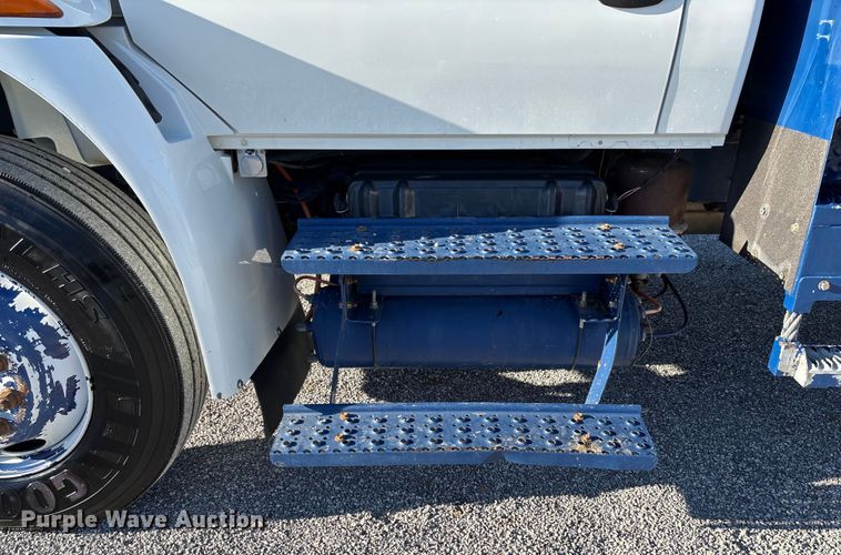 image for item FI1572 2010 International DuraStar 4300 flatbed truck