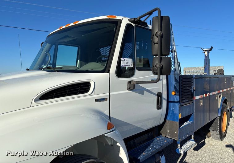 image for item FI1572 2010 International DuraStar 4300 flatbed truck