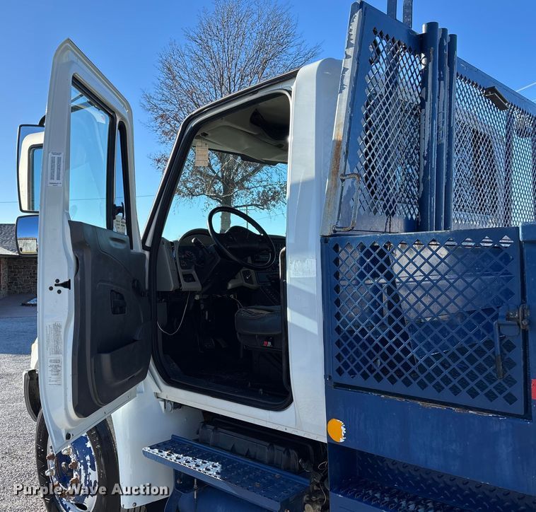 image for item FI1572 2010 International DuraStar 4300 flatbed truck