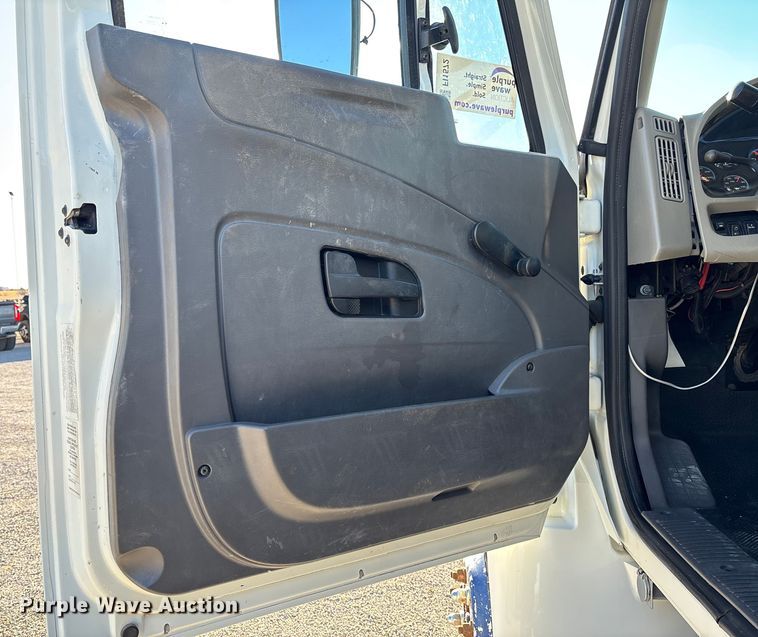 image for item FI1572 2010 International DuraStar 4300 flatbed truck