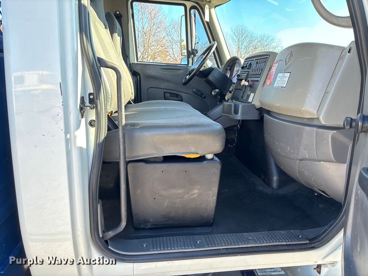 image for item FI1572 2010 International DuraStar 4300 flatbed truck