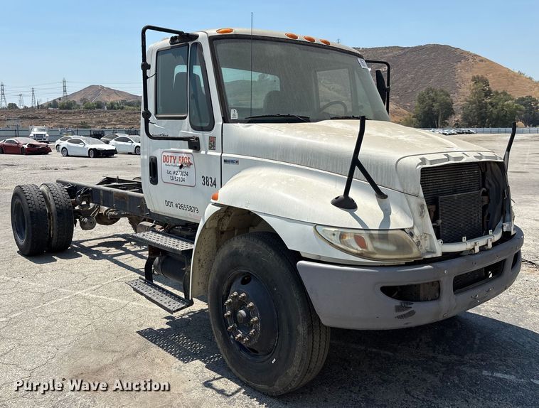 image for item YA0835 2010 International 4300 truck cab and chassis