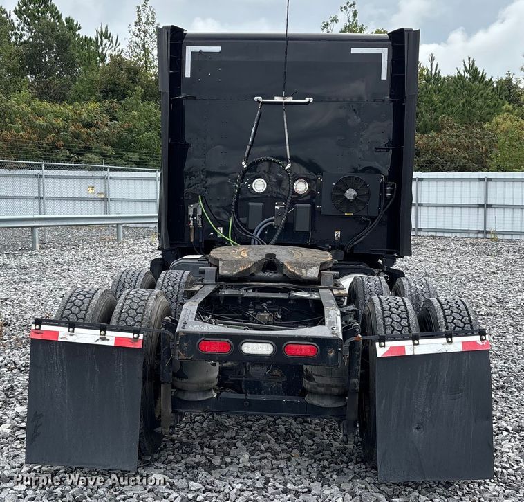 image for item YA0950 2019 Peterbilt 579 semi truck