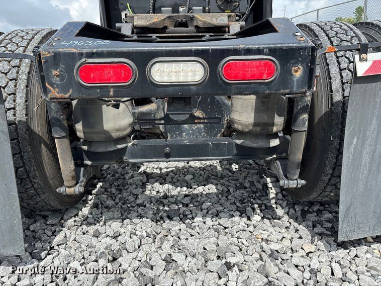 image for item YA0950 2019 Peterbilt 579 semi truck