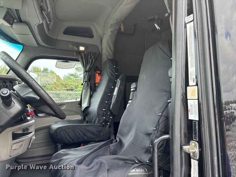 image for item YA0950 2019 Peterbilt 579 semi truck