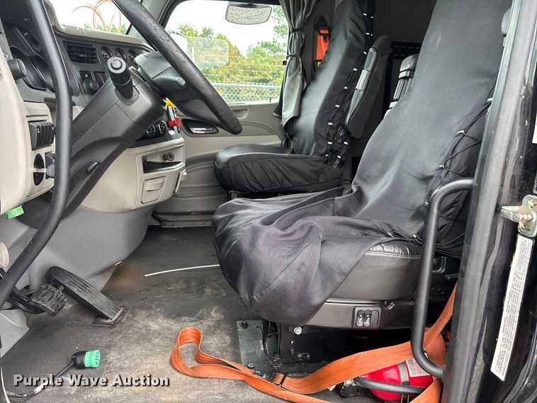 image for item YA0950 2019 Peterbilt 579 semi truck