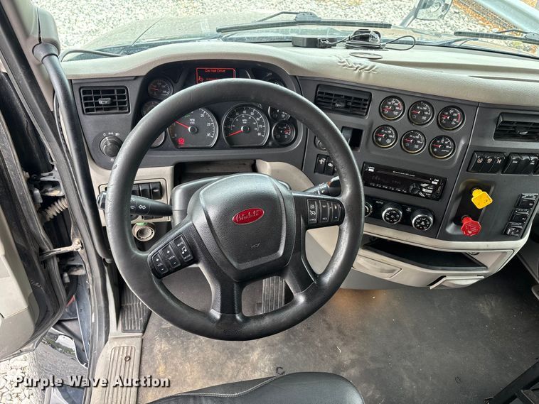 image for item YA0950 2019 Peterbilt 579 semi truck