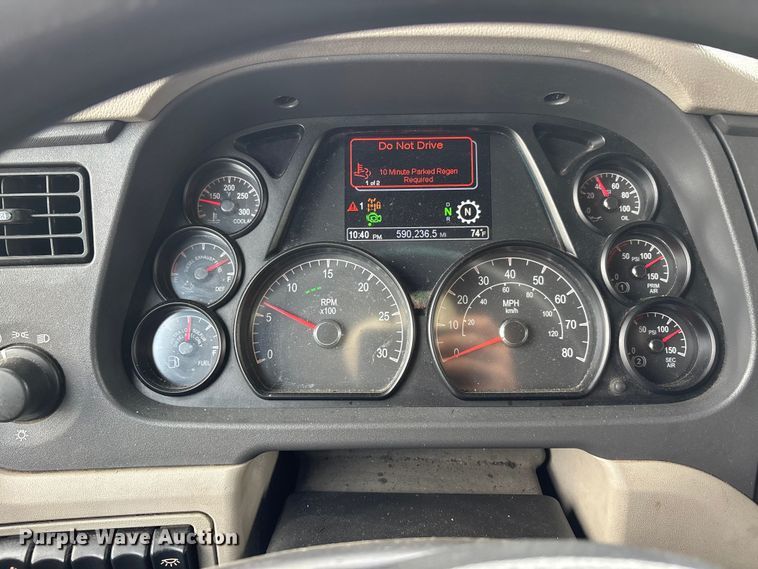 image for item YA0950 2019 Peterbilt 579 semi truck