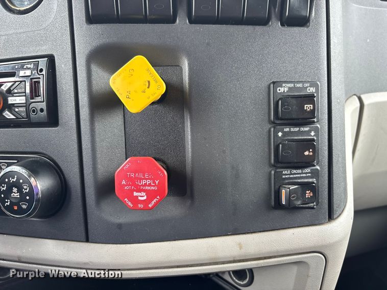 image for item YA0950 2019 Peterbilt 579 semi truck