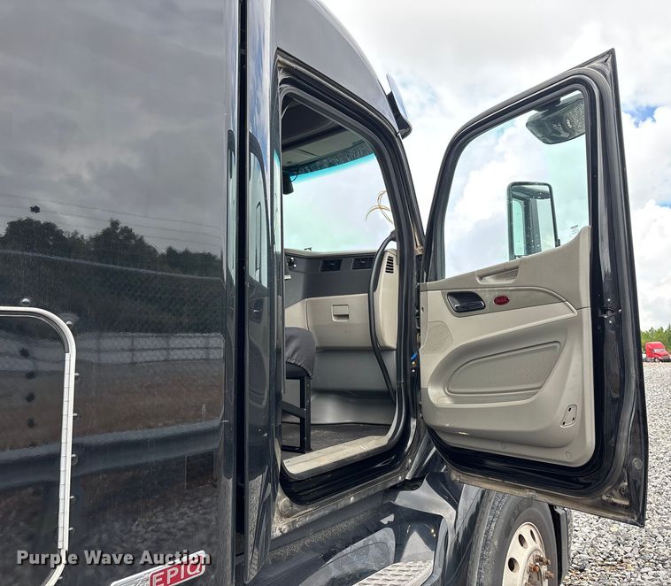 image for item YA0950 2019 Peterbilt 579 semi truck