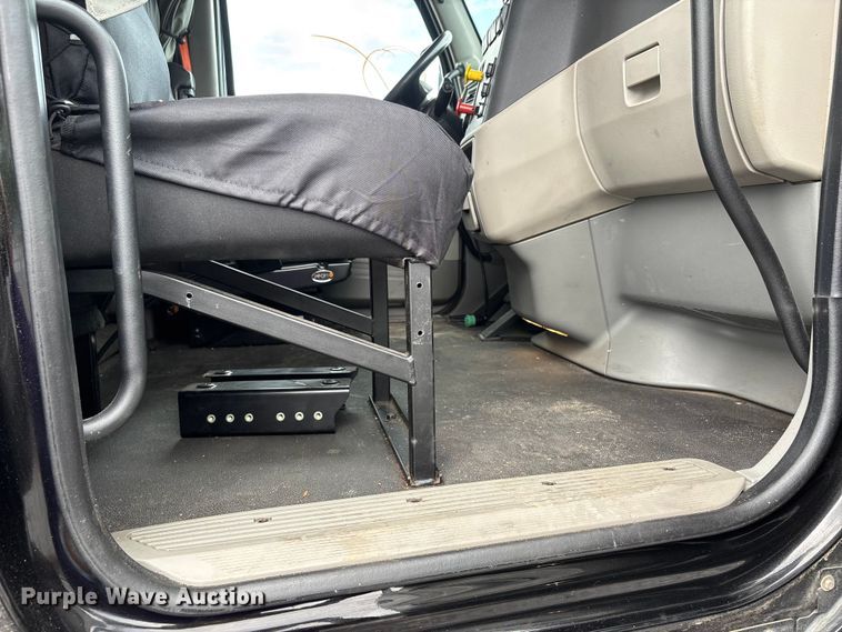 image for item YA0950 2019 Peterbilt 579 semi truck