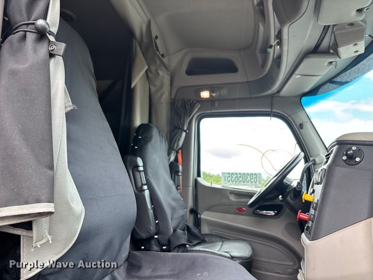 image for item YA0950 2019 Peterbilt 579 semi truck