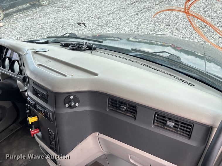 image for item YA0950 2019 Peterbilt 579 semi truck