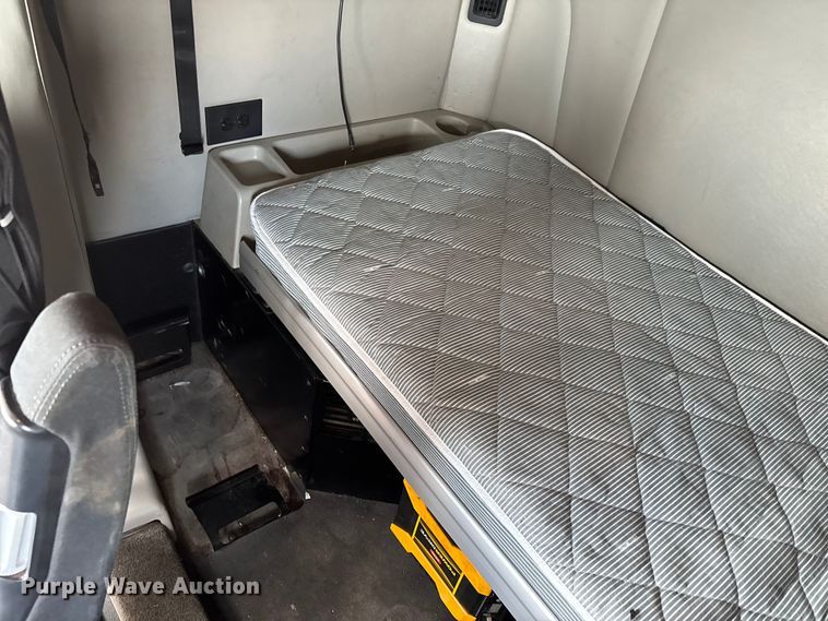 image for item YA0950 2019 Peterbilt 579 semi truck