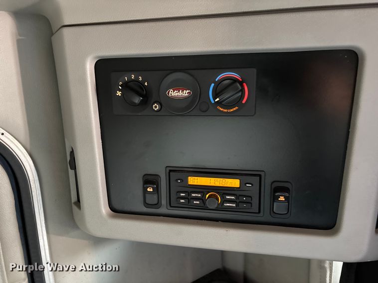 image for item YA0950 2019 Peterbilt 579 semi truck