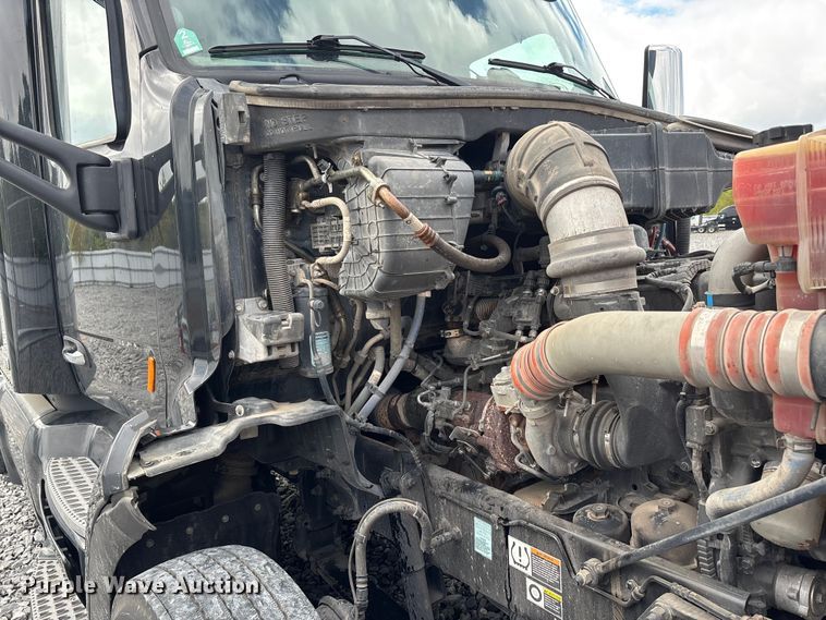 image for item YA0950 2019 Peterbilt 579 semi truck