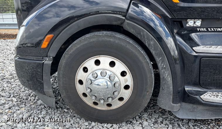 image for item YA0950 2019 Peterbilt 579 semi truck