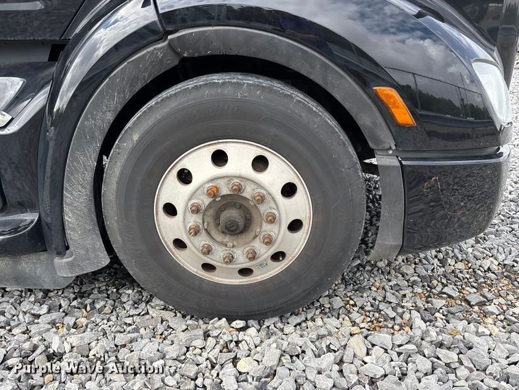 image for item YA0950 2019 Peterbilt 579 semi truck