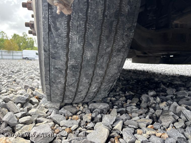 image for item YA0950 2019 Peterbilt 579 semi truck