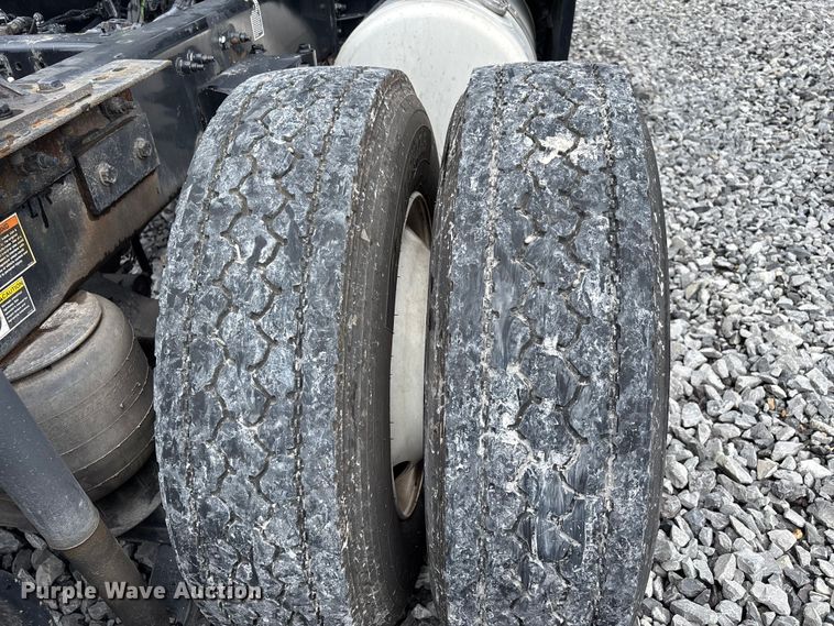 image for item YA0950 2019 Peterbilt 579 semi truck