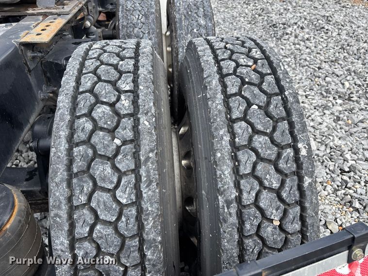 image for item YA0950 2019 Peterbilt 579 semi truck