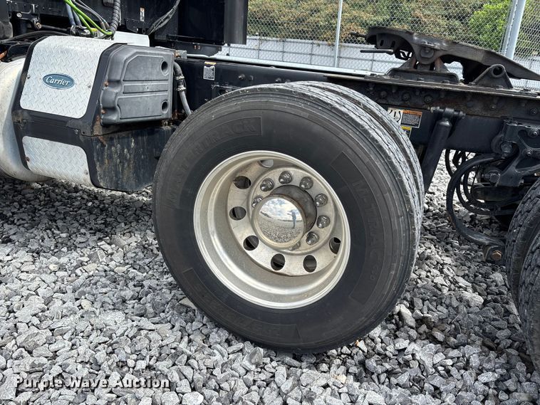 image for item YA0950 2019 Peterbilt 579 semi truck