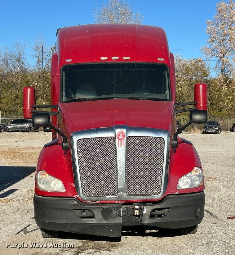 image for item YA1019 2017 Kenworth T680 semi truck