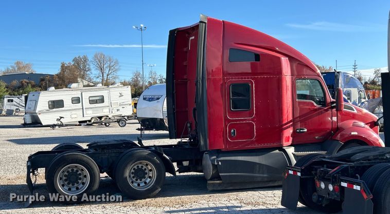 image for item YA1019 2017 Kenworth T680 semi truck