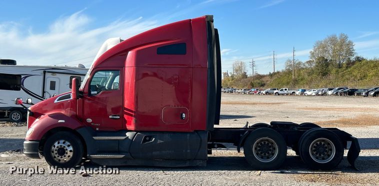 image for item YA1019 2017 Kenworth T680 semi truck