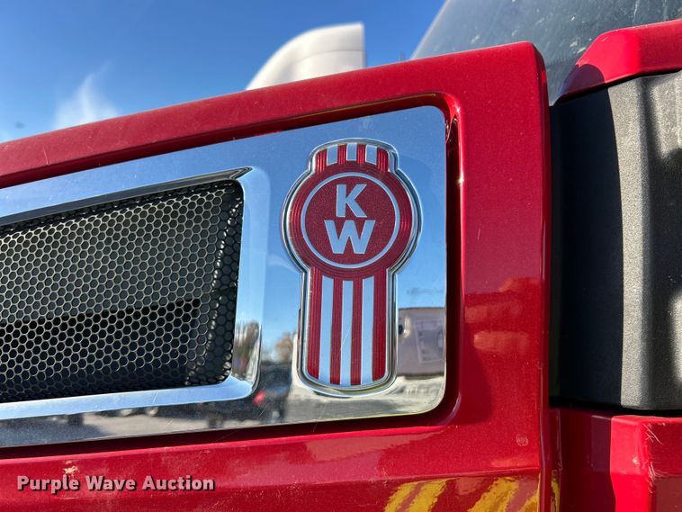 image for item YA1019 2017 Kenworth T680 semi truck