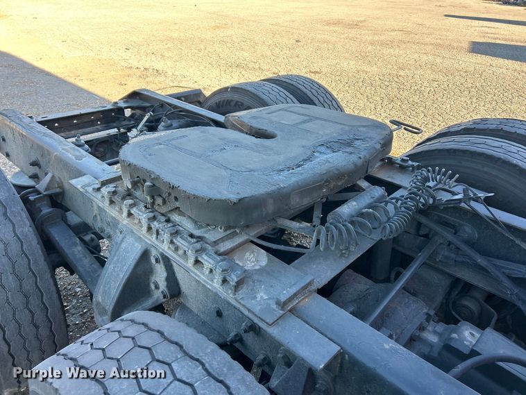 image for item YA1019 2017 Kenworth T680 semi truck