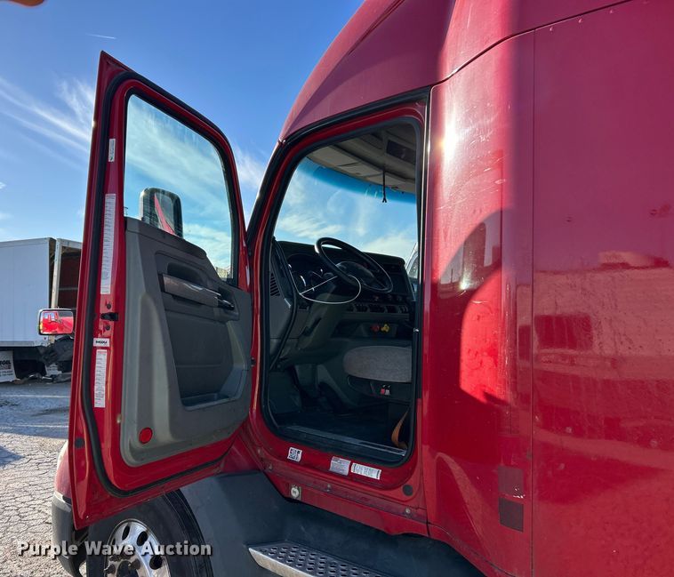 image for item YA1019 2017 Kenworth T680 semi truck