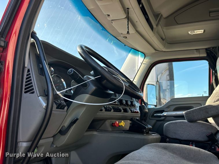 image for item YA1019 2017 Kenworth T680 semi truck