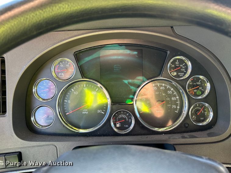 image for item YA1019 2017 Kenworth T680 semi truck