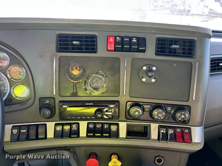 image for item YA1019 2017 Kenworth T680 semi truck