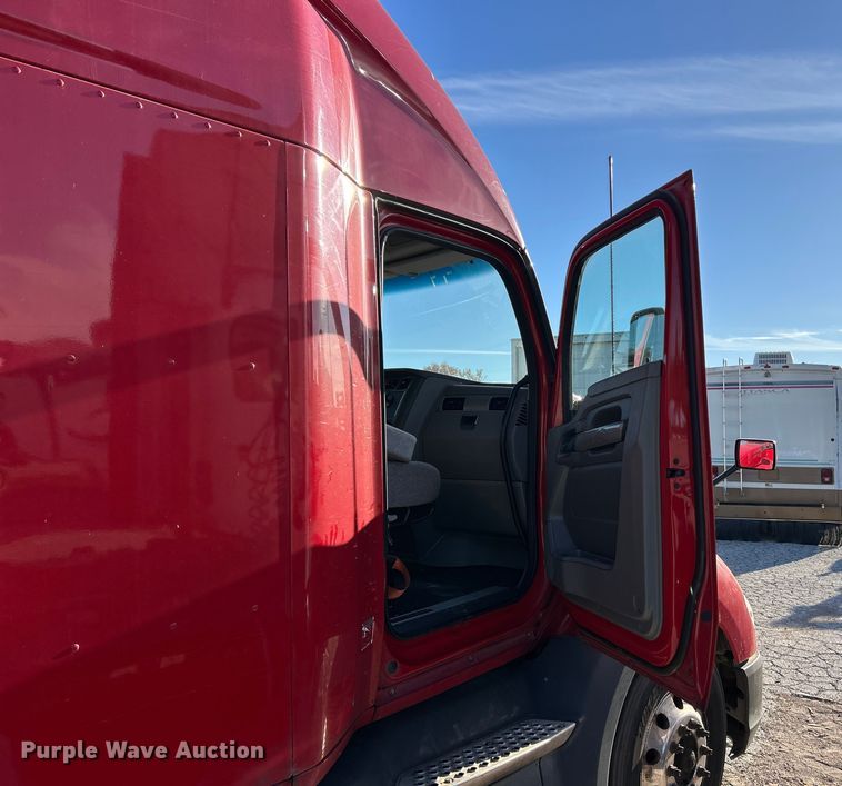 image for item YA1019 2017 Kenworth T680 semi truck