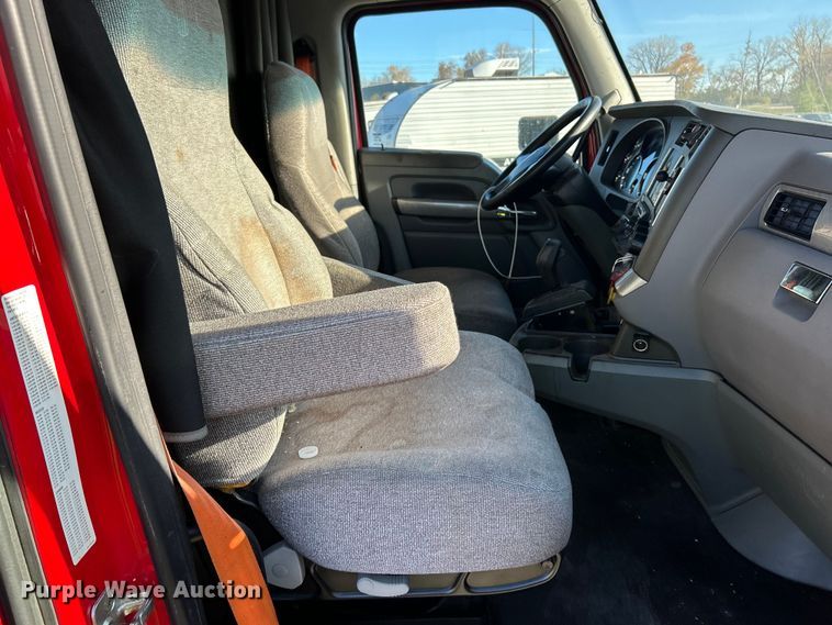 image for item YA1019 2017 Kenworth T680 semi truck