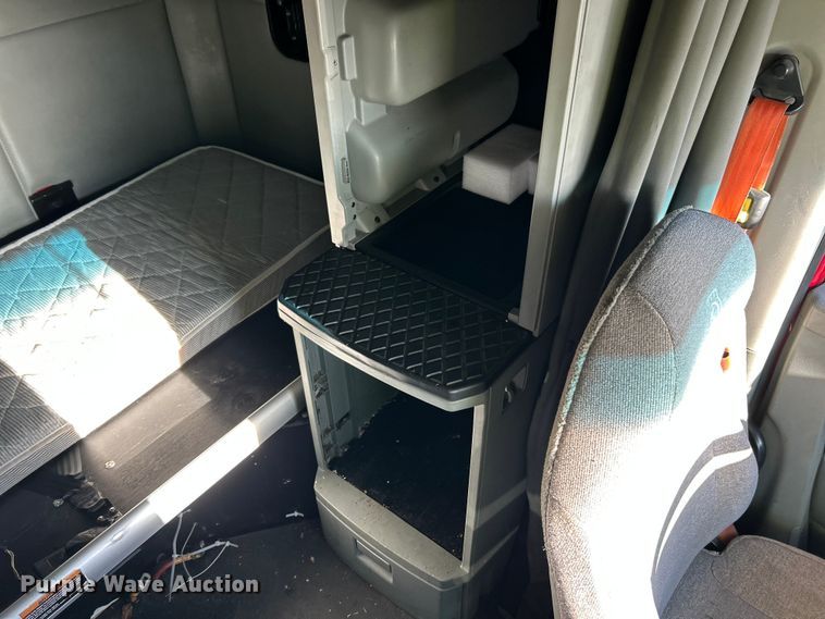 image for item YA1019 2017 Kenworth T680 semi truck