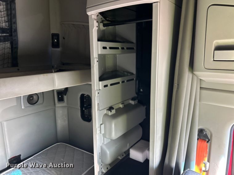 image for item YA1019 2017 Kenworth T680 semi truck